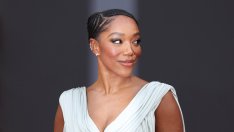 Звездата от „Мигни два пъти“ Наоми Аки разказва как е отслабнала за ролята на Уитни Хюстън