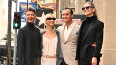 Джуд Лоу получи звезда на Алеята на славата в компанията на двете си деца