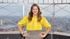 Прекрасната Дрю Баримор на 50 показа тялото си по бански