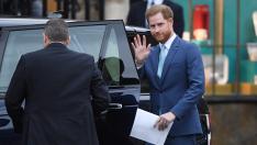 Скромен и мил: Принц Хари доставя храна на ветерани