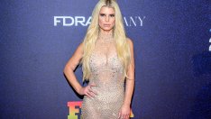 Жега през зимата: Джесика Симпсън показва стегнато тяло по бански с животински принт