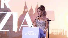 Кейт Бекинсейл блести във Венеция