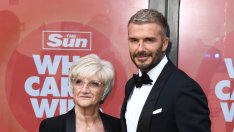 Семейна приказка – сър Дейвид Бекъм на специална среща с майка си