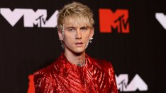 Епизод пореден: Machine Gun Kelly отново счупи чаша в главата си