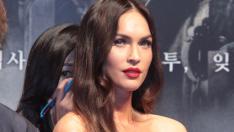 Меган Фокс прикова погледите на всички с разголена рокля на Mugler 