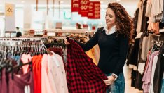 Петте въпроса, които да си зададете преди купуването на нови дрехи
