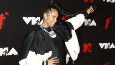 Алиша Кийс и нейната уникална плитка със златни пеперуди