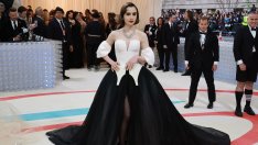 Откраднаха халката и годежния пръстен на Лили Колинс по време на почивка