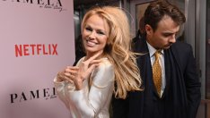 Какво носи Памела Андерсън в чантата си за 2000 долара? Прашки, разбира се