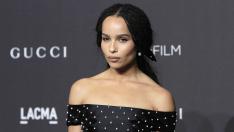 Зоуи Кравиц с прозрачна блуза за дефилето на Saint Laurent