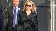 Стил от сатен – Памела Андерсън тръгна по секси пижама