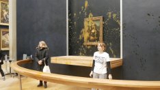Протестиращи замериха Мона Лиза с тиквена супа
