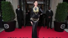 След Серина Уилямс, и Карли Клос дебютира наедряло коремче на Met Gala