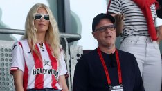 Клаудия Шифър на 55 - супермоделът се появи на мач, облечена във футболна фланелка