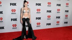 Сваровски по тялото на Холзи за червения килим