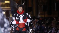 По анцуг в офиса – само ако си Бела Хадид и само с Balenciaga