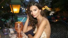 Мода за бременни: Емили Ратайковски с палто за 4000 долара