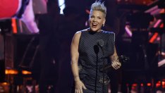 Пинк блести на червения килим заедно с децата си