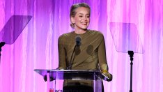 Така се прави, момичета: 65-годишната Шарън Стоун без притеснения в изрязан бански