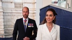 Истинска приказка – принцеса Кейт Мидълтън блести като ангел в бяло
