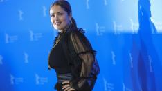 Салма Хайек с гордост показва прошарената си коса