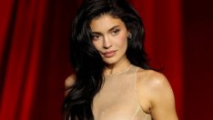 Отново уверената в тялото си Кайли Дженър се разголи в новия брой на ELLE