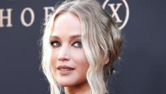 Дженифър Лорънс по пижама из улиците, радва се за Джо Байдън