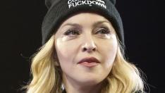 Провокативна и на 62: Мадона със селфита по еротично бельо