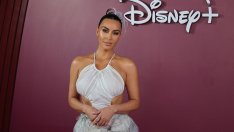 Стил, блясък и красота – Ким Кардашян блесна в уникална рокля с пера на червения килим