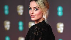 Марго Роби избира бебешки дрешки. Бременна ли е?