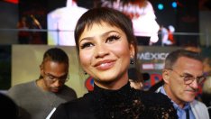 Зендая дебютира с микро бретон и прозрачна рокля