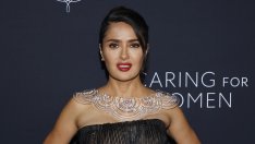 Салма Хайек Пино блести с уникална огърлица в Манхатън