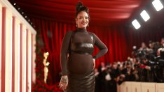 Секси мама – бременната Риана с най-стилните чанти за сезона