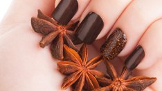 Маникюр „кафява захар“ – най-сладката тенденция за есен 2025