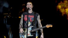 Адам Лавин се похвали с нова прическа и нова татуировка