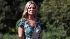 Кейт Мос плува гола в езеро за здраве