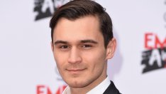 Юлиан Костов взе гаджето в Тайланд, където ще снима „Белият лотос“