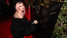 Меган Фокс демонстрира бременен сексапил в прозрачна рокля