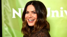 Майка герой: Манди Мур кърми докато изкачва връх