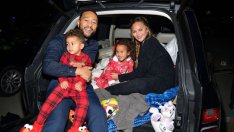 Криси Тейгън показа лицето на новородената си дъщеря