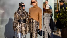 Панталони за пролет 2023 – металик модели носят шик