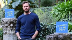 След многобройните скандали и обвинения – Арми Хамър е по-щастлив от всякога