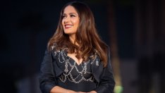 Фитнес вдъхновение: Салма Хайек по бански