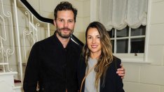 Джейми Дорнан направи рядка поява със сияещата си съпруга Амелия Уорнър