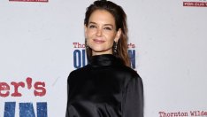 Кейти Холмс се появи в зашеметяваща черна рокля на изпълнена със звезди вечер на Бродуей