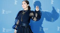 Салма Хайек сподели секси селфи по бански