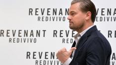 Леонардо ди Каприо да си! Актьорът на разходка из града