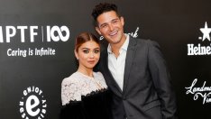 След две години чакане: Сара Хайланд и Уелс Адамс се ожениха