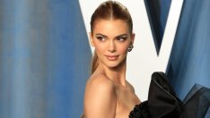 Лято 2022 – Кендъл Дженър с рокля за тънка талия 