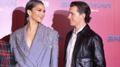 Зендая и Том Холанд си разменят влюбени погледи